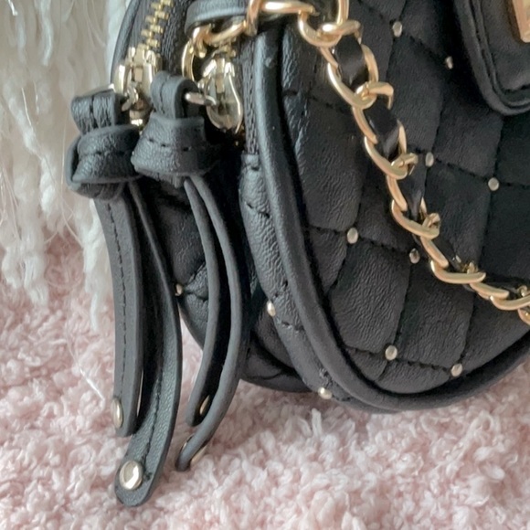 BEBE  BLACK ARM BAG WITH GOLD & LEATHER REMOVABLE STRAP & RED HEART PURSE DECORE - Picture 7 of 8